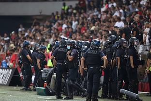 欧冠进球榜更新：莱万连续破门,（欧冠射手榜刷新：莱万连场建功）