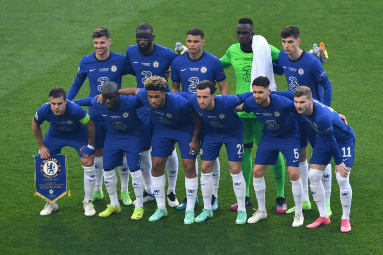 欧冠夺冠赔率：利物浦1赔5居首 3强并列紧追（欧冠冠军赔率更新：利物浦以1赔5领跑，三强并列紧随其后）