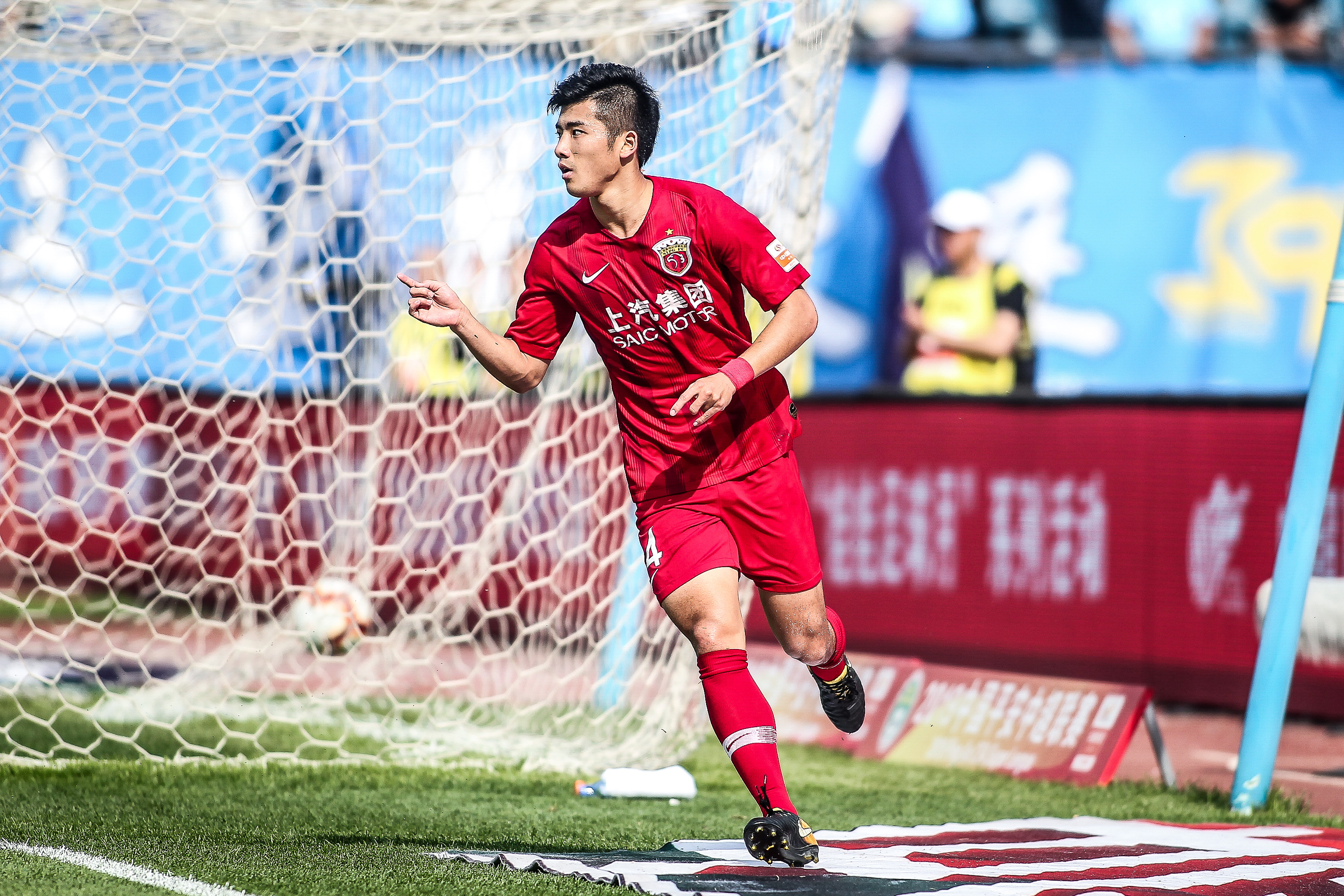 贝尔在心目中的终极球员选择中全选了皇马球员，其中两次选择了自己（贝尔心中的终极球员名单清一色皇马人，且两次将自己选入）