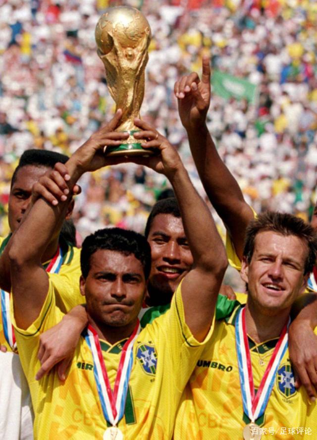 枯坐90分钟 33岁萨拉赫暗示离队 炮轰斯洛特：背信弃义一脚踹开我