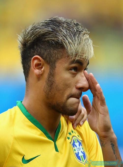 英超-曼联4-1轻取狼队，B费两射一传成头号功臣（英超：曼联4-1击退狼队，B费双响一助成最大功臣）