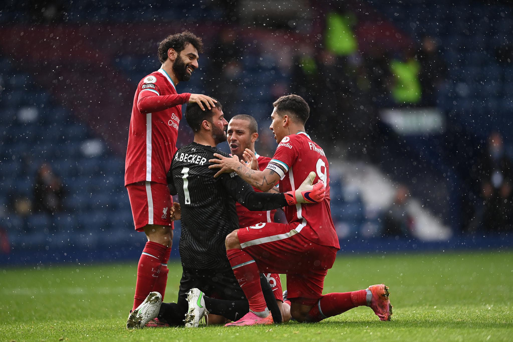 贝克汉姆观看迈阿密国际训练，与梅西、德保罗拥抱