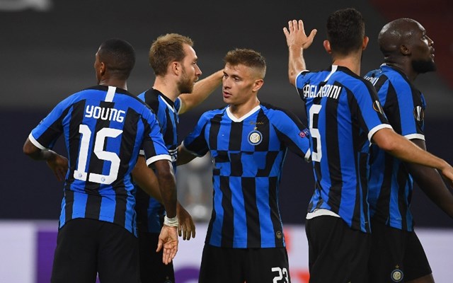 梅西杯开战，梅西和苏亚雷斯现场观战巴萨U16和河床U16的比赛