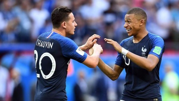 湖人詹姆斯关键三分锁定胜利