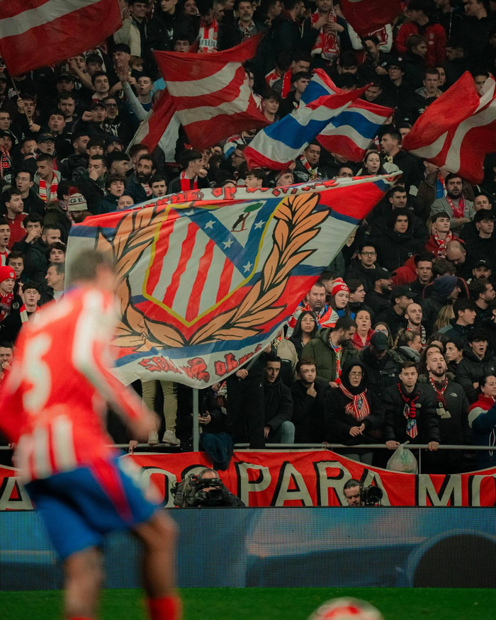 记者：至少有12家俱乐部有意梅努，球员本人首选那不勒斯（多达12家俱乐部竞逐梅努，球员本人更倾向那不勒斯）