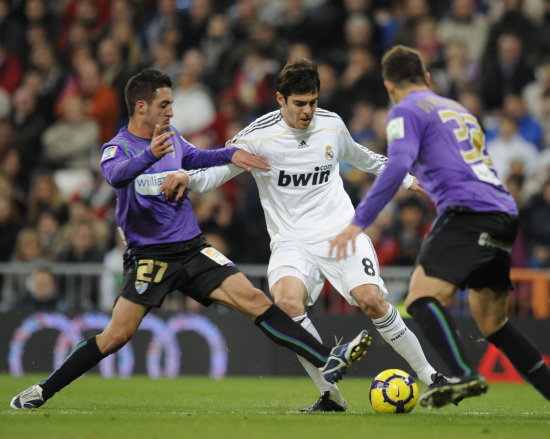 恐怖慎入，加纳国脚弗朗西斯在与日本友谊赛中小腿遭90度弯曲