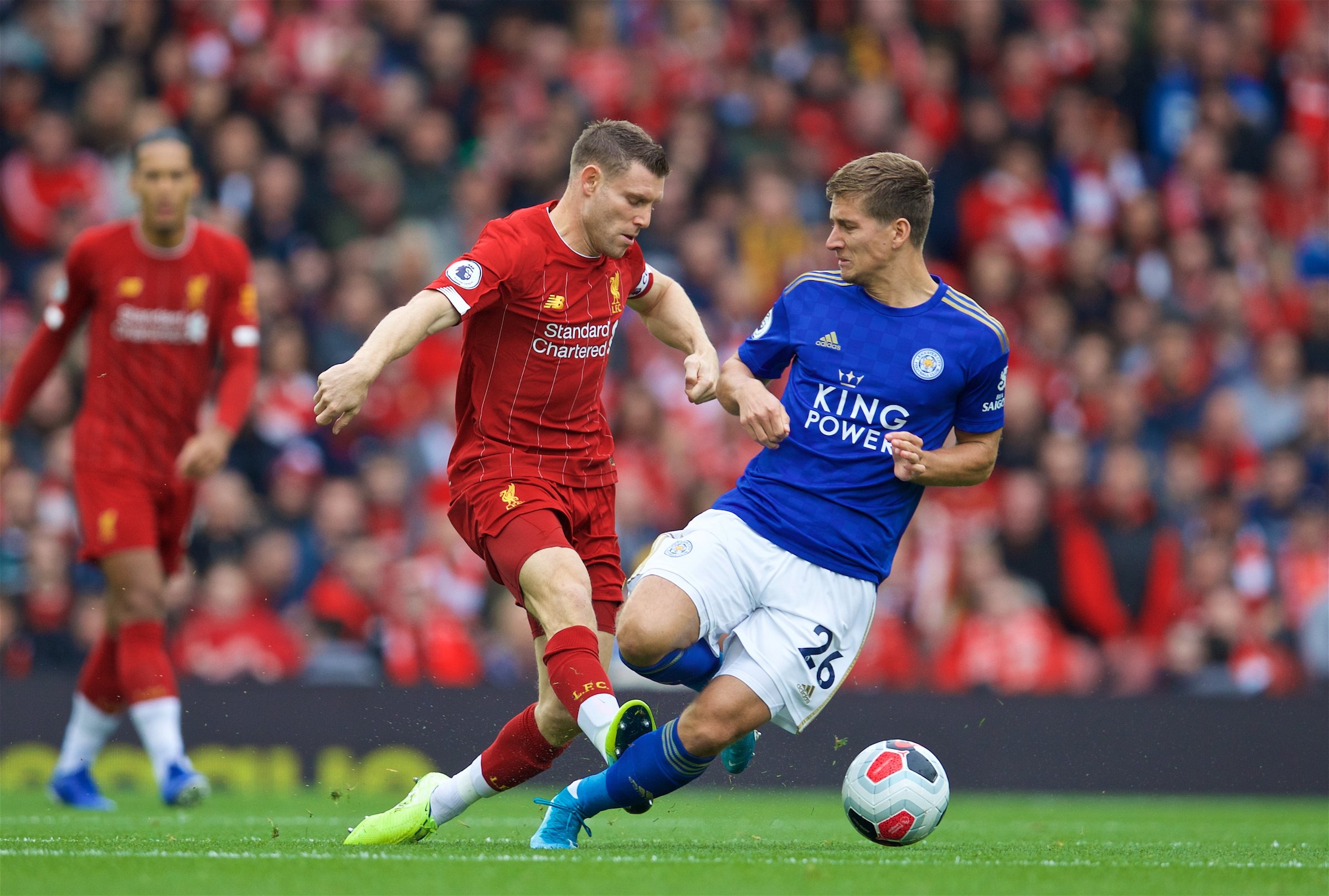 一斯佩齐亚球迷掉进看台和球场之间的沟里，被送进重症监护室