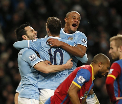 队友疯狂给他做掩护