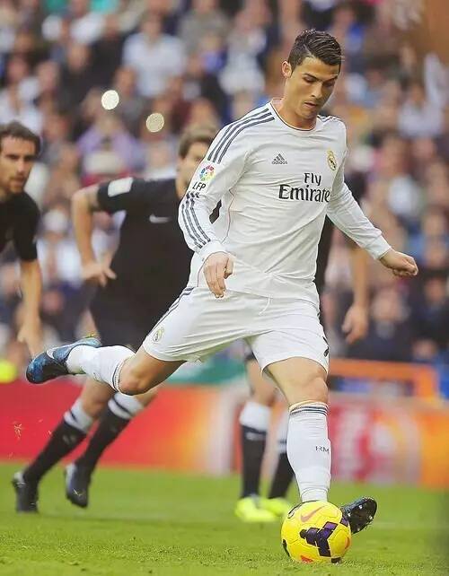 B费：留在曼联是因相信能在这赢得荣誉；和裁判摊手是沟通习惯（B费：留队曼联因坚信能在此赢得荣誉；向裁判摊手只是沟通方式）