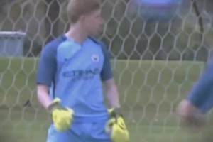 布莱顿球员三笘薰与日本战犯合影引发争议，俱乐部致歉未提菲律宾球迷，引发不满。